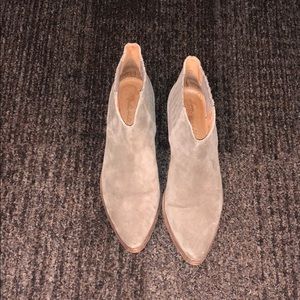 Lightly used shade madewell heeled Chelsea boots.